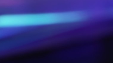 Mavi gradyan. Odaklanmamış arka plan. Parlayan kaplama. Bulanık yüzeye sızan parlak mercekli parlak çizgilerin derin okyanusu yavaş çekim.