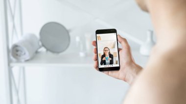 Birkaç telekonferans. Romantik sohbet. Uzak bir ilişki. Uzaktan iletişim. Adam sabah tuvaletinin iç tarafında telefonda sevgilisiyle konuşuyor..