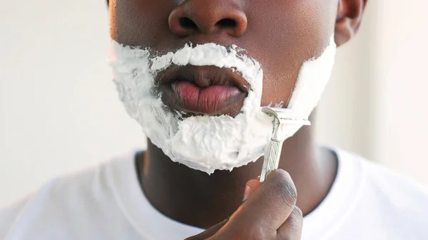 Gesichtsrasur Männerpflege Gesichtshygiene Nahaufnahme Eines Nicht Wiedererkennbaren Mannes Mit Weißem — Stockfoto