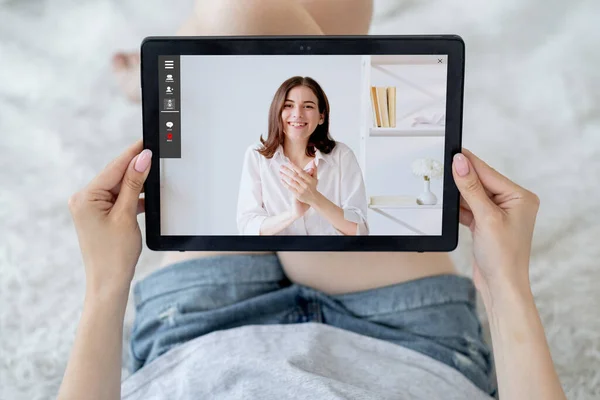 Rozmowa Wideo Domowe Uczenie Się Edukacja Cyfrowa Zrelaksowana Studentka Oglądająca — Zdjęcie stockowe