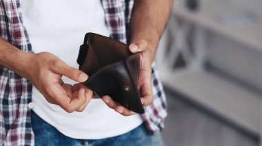 Para yok. Yoksulluk sorunu. Finansal kriz. Ekonomik iflas. Beş parasız, beş parasız adamın elleri boş cüzdanı ortaya çıkarıyor..