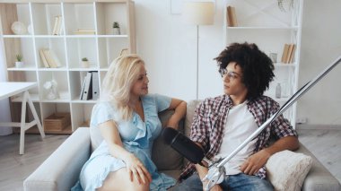 Röportaj yayını. Talk show. Ses içeriği. Açık ev stüdyosunun içindeki koltukta mikrofon kullanarak konuşan çeşitli çiftler..