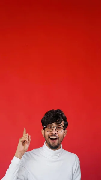 すごいアイデアだ 創造的な洞察力 ああ瞬間だ ユーレカ発見 インスピレーションを受けた幸せなスマート男で眼鏡上指上の赤い色空のスペース広告の背景 — ストック写真