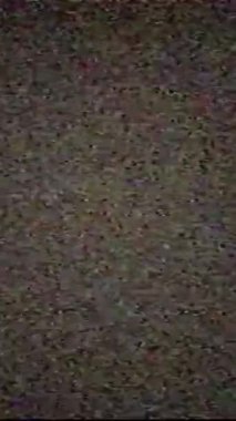 Dikey video. Analog arızası dijital hasar. Elektronik bozulma. Renkli gerçek VHS tahıl statik gürültü dokusu koyu siyah soyut arkaplan üzerindeki eserleri çizer.