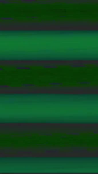 垂直ビデオ アナログ グリッチ 静的な騒音 Vhs歪み 緑の赤い色の縞のテクスチャリアル人工物暗い抽象的な背景にちらつきの動き — ストック動画