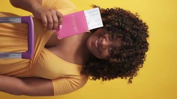 Vertikální Video Vzrušení Dovolené Šťastná Žena Radost Cestování Veselá Černá — Stock video