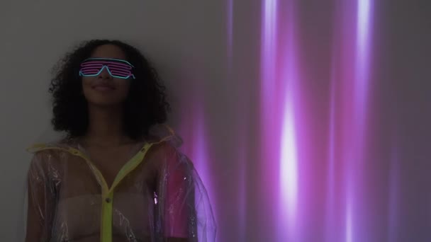 Cyberpunk Frau Magie Des Neonlichts Doppelbelichtung Glückliches Weibchen Transparentem Mantel — Stockvideo