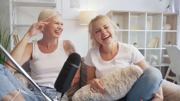 Talk Show Fun Podcast Home Leisure Two Amused Women Laughing — Stock Photo, Image