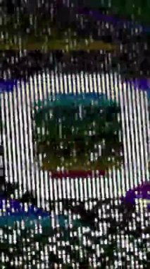 Dikey video. TV arızalı tahıl sesi. 10 saniye geri sayım. Renk çizgileri siyah beyaz analog ekran statik kanal değiştirme hatası soyut arkaplan.