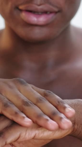 Pionowe Wideo Ostrożnie Produkt Skóry Kosmetyczna Dermatologia Zbliżenie Nierozpoznawalnego Mężczyzny — Wideo stockowe