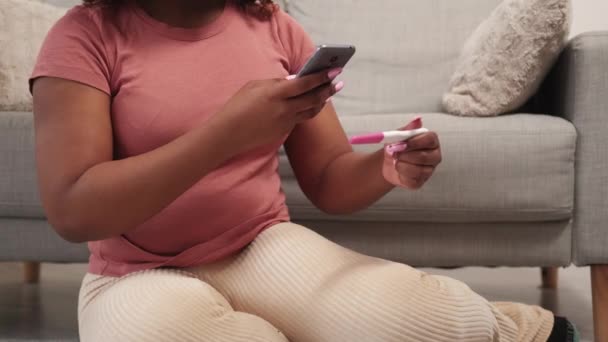 Feliz Embarazo Foto Móvil Mujer Emocionada Resultado Irreconocible Prueba Tiro — Vídeo de stock