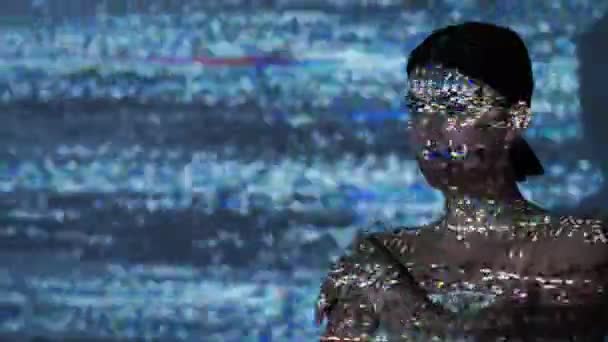二重露出のグリッチ 女性のシルエット サーバーコード デジタルピクセルノイズオーバーレイ背景コピースペースをポーズ官能的な女性 — ストック動画