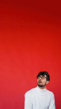 Şaşkın surat. Aman Tanrım, şok. Özel fiyat. Kırmızı renk boş uzay reklam arka planında ağzı açık, korkmuş, zeki bir adamın portresi..