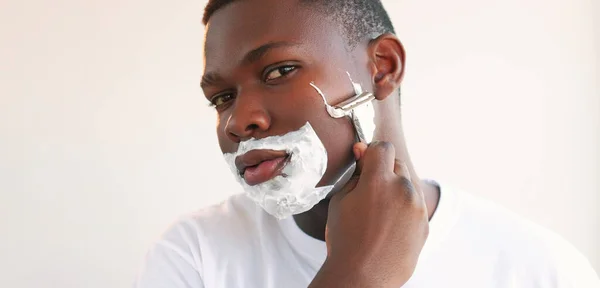 Gesichtsrasur Hautpflege Morgenpflege Nahaufnahme Porträt Eines Selbstbewussten Mannes Mit Weißem — Stockfoto