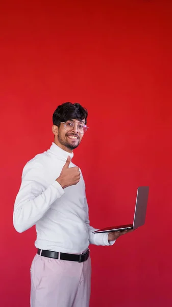 数字商业 在线工作 满意的开朗聪明的商人用笔记本电脑推荐带着大拇指的红色空格背景的计算机程序 — 图库照片