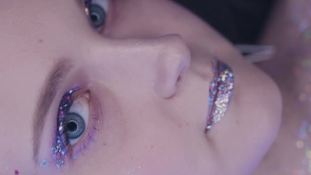Vertical Video Glitter Face Artistic Makeup Nightclub Look Closeup Glamour — Vídeo de Stock