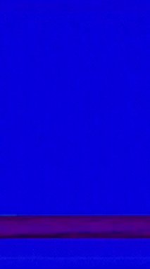 Dikey video. Dijital bozulma paraziti. Dönüşüm titreşimi. Mavi sarı, pembe, yeşil, gerçek VHS tahıl çizgileri koyu siyah, soyut arka planda kusurludur..