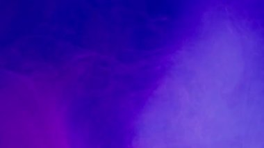 Gök gürültüsü arka planı. Renk bulutu. Suyu boya. Fırtına gökyüzü. Pembe mavi yanıp sönen sis akışı koyu siyah soyut sanat dokusu görüntüsü kırmızı üzerine.