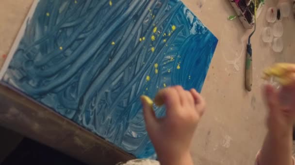 Вертикальное Видео Детская Живопись Уроки Искусств Связывающий Отдых Мать Маленькая — стоковое видео