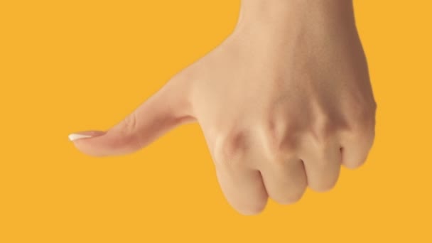 垂直录像 就像手势积极的反馈 质量认可 用3圈橙色背景显示大拇指的雌性手 — 图库视频影像