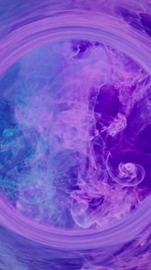Dikey video. Duman çemberi. Sis çerçevesi. Boya suyu girdabı. Boyut portalı. Neon mavisi renkli sis bulutu girdabı RED üzerinde soyut sanat arkaplan çekimini harmanlıyor.