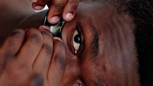 Dikey Video Göz Bantları Yüz Derisi Yaşlanma Karşıtı Tedavi Adamın — Stok video