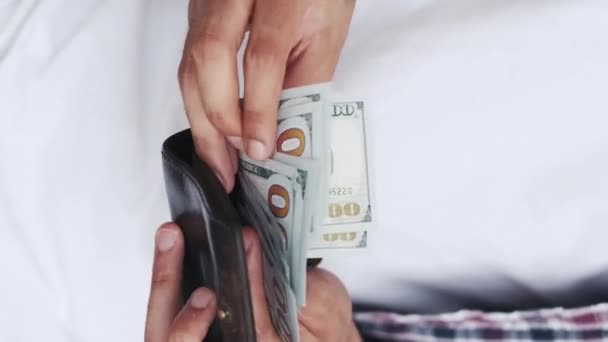 垂直ビデオ 現金だ 収益金だ 財布からアメリカの100ドル紙幣を数える認識できない裕福な男の手 — ストック動画