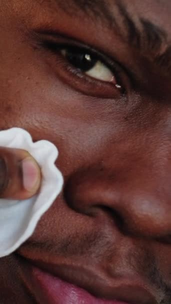 Vertikales Video Gesichtsreinigung Hautbehandlung Frische Feuchtigkeitsspendend Nahaufnahme Eines Selbstbewussten Mannes — Stockvideo