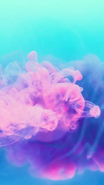 垂直录像 颜色爆炸 油漆水 墨水飞溅 液体滴 明亮的粉色青蓝烟云混合运动抽象艺术背景拍摄红色 — 图库视频影像