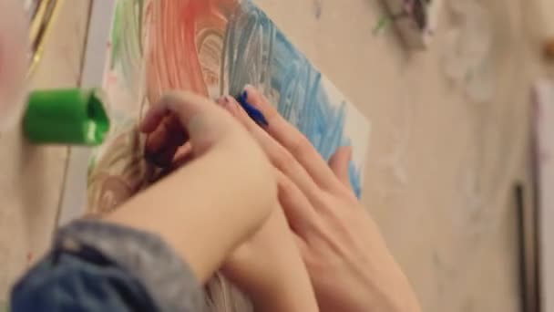 Vertical Video Finger Painting Kid Art Out School Activities Mother — Vídeos de Stock
