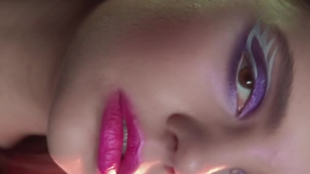 Vertical Video 90S Makeup Retro Look 2000S Fashion Closeup Portrait — Vídeo de stock