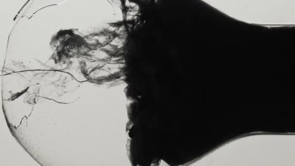 垂直录像 墨水射击 暗能量白色抽象背景下的有毒烟云填充破碎灯泡玻璃灯 — 图库视频影像