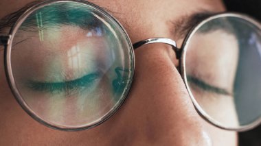 Göz aksesuarı. Vizyon düzeltmesi. Optimetri bakımı. Görme bozukluğu. Yuvarlak gözlüklü, gözleri kapalı bir adam yüzü..