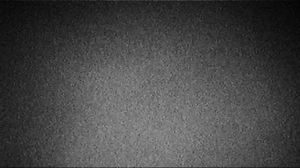 古いフィルムグリッチオーバーレイグレインノイズ ブラックホワイト静的歪みテクスチャアナログテレビ効果コピースペースとダーク抽象的なイラストの背景 — ストック写真