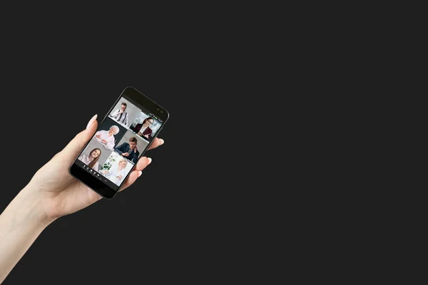 数字会议 视频聊天 远程协作 专业的商业团队在手机屏幕上工作 由女性操作 背景为黑色 — 图库照片
