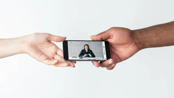 Cooperación Línea Reunión Distancia Videoconferencia Diversas Manos Sosteniendo Teléfono Inteligente —  Fotos de Stock