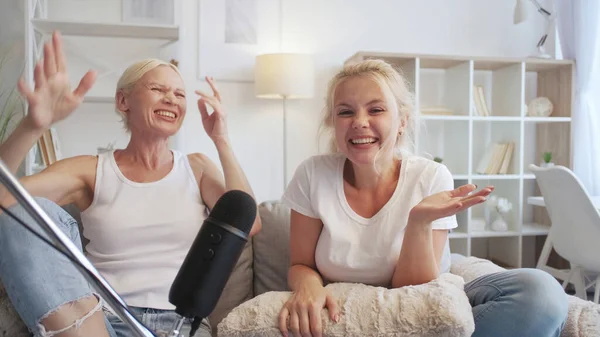 Conversa Divertida Podcast Entrevistas Comunicação Familiar Duas Mulheres Relaxadas Rindo — Fotografia de Stock