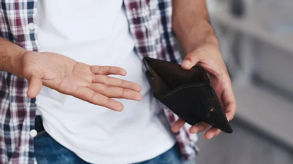 お金の損失 貯金はない 貧困層 失業危機 認識できない破産した無一文の壊れた男の手空の財布を示す — ストック写真