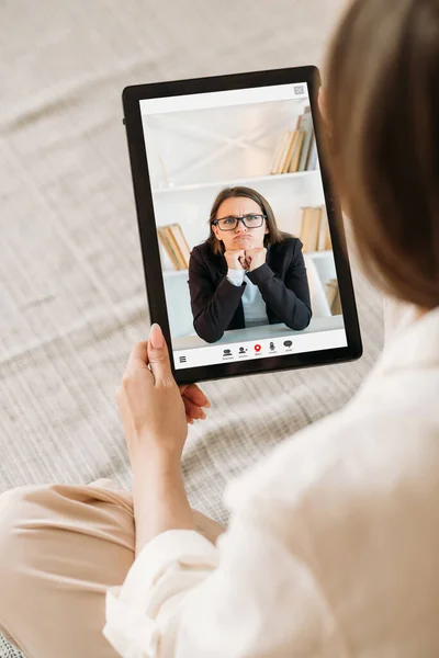 Rozmowa Wideo Domowe Uczenie Się Kształcenie Odległość Zrelaksowana Studentka Oglądająca — Zdjęcie stockowe