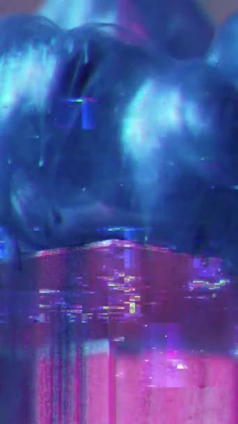垂直ビデオ グリッチアートピクセルノイズ 信号妨害だ 青ピンク色粒静的なちらつきは ガラスキューブの抽象的な背景にキラキラインク液スプラッシュをもたらします — ストック動画