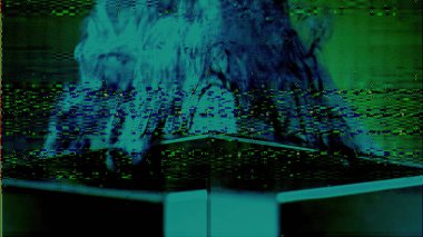 Arıza sanatı. Analog çarpıtması. Sinyal paraziti. Odaklanmış cam piramit soyut resimleme arkaplanındaki yeşil mavi renk tahıl statik ses dokusu.