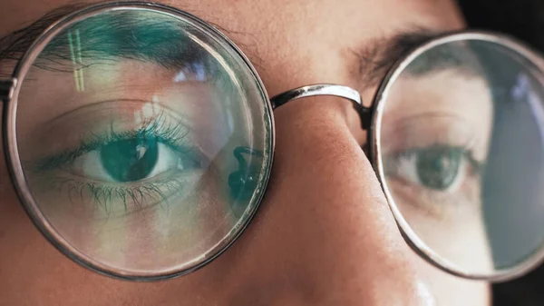 视力矫正 光学测量附件 激光手术用圆形镜片透过眼镜看男性张开棕色眼睛的遮挡物 — 图库照片