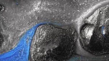 Parıltılı boya. Mürekkep akışı. Sıvı karışımı. Işıl ışıl gri yağ rengi baloncuk dokusu sıvı karışımı dalga hareketi soyut arkaplan.