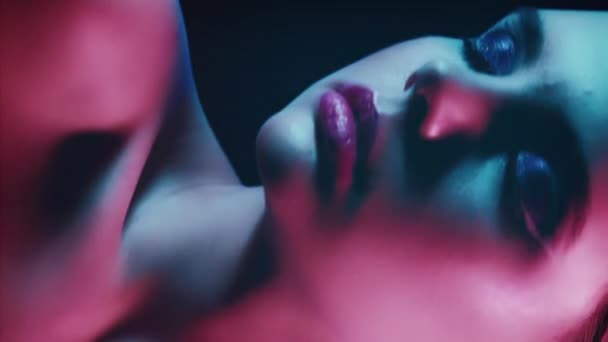 Vertical Video 90S Beauty Neon Face Disco Fashion Look Closeup — Stock videók