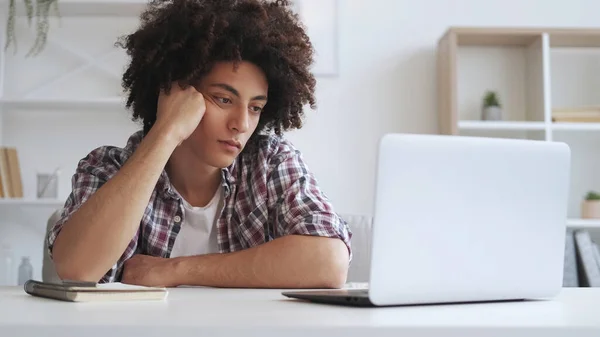 退屈した学生 疲労を学ぶ 排気教育 疲れ眠い怠惰な男を見てオンライン仮想レッスン上のノートパソコンで職場でフリースペース — ストック写真