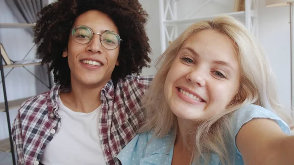 Duas Selfie Felizes Juntos Relação Multiétnica Memórias Românticas Alegre Alegre — Fotografia de Stock