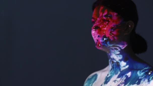 宇宙魔法 ダブル露出の女性 創造的な表現 幸せな女性シルエット肖像画ポージングダークグレーとともに赤青液体塗料スプラッシュオーバーレイ背景コピースペース — ストック動画