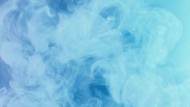 Renk dumanı. Sis bulutu. Mürekkepli su sıçraması. Açık mavi beyaz patlama buhar dokusu yüzen akış hareketi soyut sanat arkaplan görüntüsü RED üzerinde.