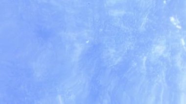 Su yüzeyi. Dalga hareketi. Açık su dokusu. Şeffaf sıvı titreşim. Açık mavi kristal havuz Kırmızı üzerine soyut sanat arkaplan görüntüsü sıçratır.