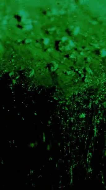 垂直ビデオ グリッチアート穀物のノイズ 信号妨害だ 緑色静的なちらつきは 光沢粒子が立方体の抽象的な背景に流体スプラッシュをインクする — ストック動画
